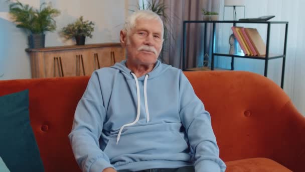 Αηδιαστικό Αναστατωμένος Ηλικιωμένος Παππούς Δείχνει Τους Αντίχειρες Προς Κάτω Χειρονομία — Αρχείο Βίντεο