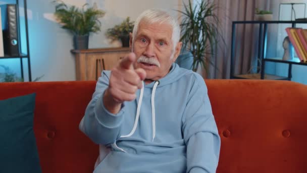 Hej Dig Äldre Gamle Man Ler Entusiastiskt Och Pekar Kameran — Stockvideo