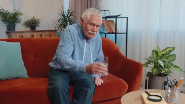 Retrato Anciano Sediento Sentado Interior Sosteniendo Vaso Agua Natural Que — Vídeo de stock