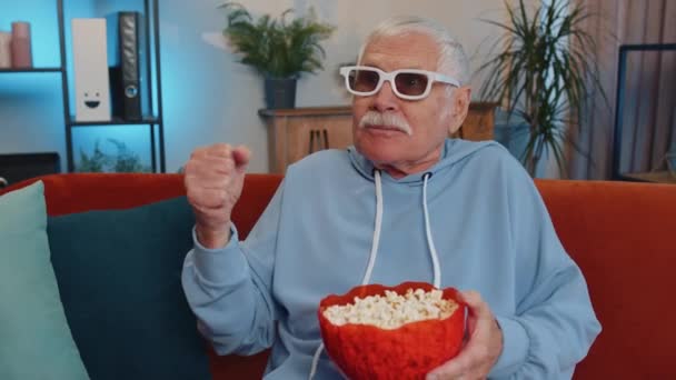 Opgewonden Oude Grootvader Zittend Bank Popcorn Eten Kijken Naar Interessante — Stockvideo