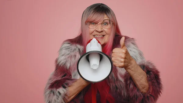 Gülümseyen Stil Sahibi Yaşlı Bir Kadın Megafonla Konuşuyor Haberleri Duyuruyor — Stok fotoğraf