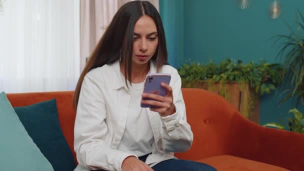 Portrait Caucasian Adult Girl Use Smartphone Typing Browsing Loses Becoming — Stockvideo