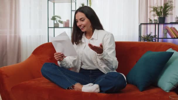 Mutlu Kadın Zarfı Açar Mektubu Okur Kariyer Büyümesi Terfi Banka — Stok video