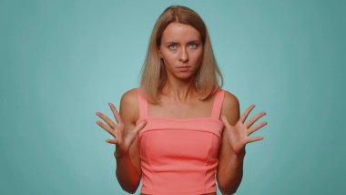 Stres geriliminden çığlık atan kadınlar korku umutsuzluk, şaşkınlık şaşkınlık jestler öfke ifade eder. Mavi stüdyo arka planında tek başına yaşayan zayıf, genç bir kız.