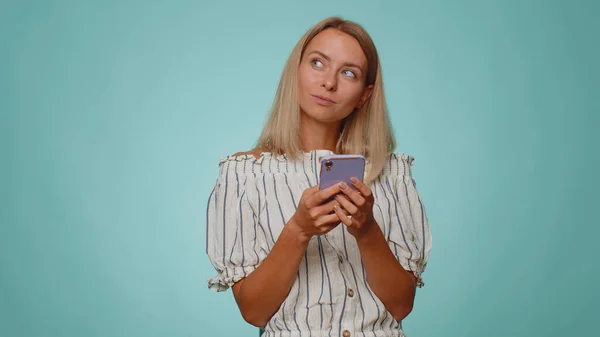 Blond Ung Kvinna Gröda Topp Med Hjälp Smartphone Skriva Nya — Stockfoto