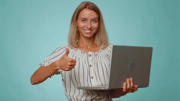 Szczęśliwa Turystka Pracująca Online Laptopie Kończąca Pracę Pokazująca Kciuk Przed — Zdjęcie stockowe