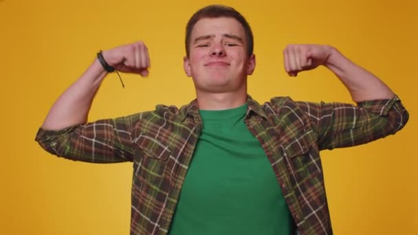 Sou Forte Independente Homem Mostrando Bíceps Parecendo Confiante Sentindo Força — Vídeo de Stock