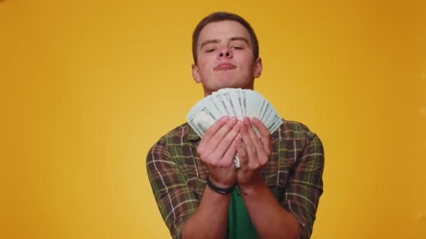 Πλούσιος Ευχαριστημένος Αφεντικό Έφηβος Άντρας Κουνώντας Χαρτονομίσματα Του Δολαρίου Όπως — Αρχείο Βίντεο