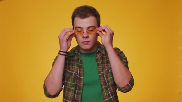 Verspielt Fröhliche Teenager Erwachsener Mann Jahre Alt Mit Gelber Sonnenbrille — Stockvideo