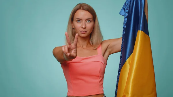 Жінка Тримає Національний Прапор України Показуючи Знак Перемоги Проти Війни — стокове фото
