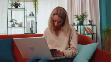 Kız öğrenci, evde dizüstü bilgisayarla kitap okuyarak çalışıyor. Genç bir kadın web kamerasıyla konferans görüntülü konuşma yapıyor. Çevrimiçi öğretmen uzaktan sohbette e-öğreniyor. Çevrimiçi uzaktan eğitim