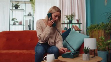 Sınıftaki kanepede oturan arkadaşlarıyla telgraflı telefon konuşması yapan kızın portresi. 90 'lardan kalma eski moda telefonlardan hoşlanan mutlu, heyecanlı genç bir kadın içeride konuşuyor. Yaşam biçimi