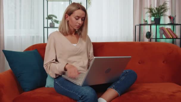 Портрет Дівчини Фрілансера Вдома Сидить Дивані Відкриває Ноутбук Молода Бізнес — стокове відео
