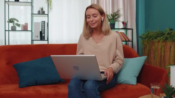 Portrait Caucasian Girl Sitting Couch Looking Camera Making Video Webcam — 비디오