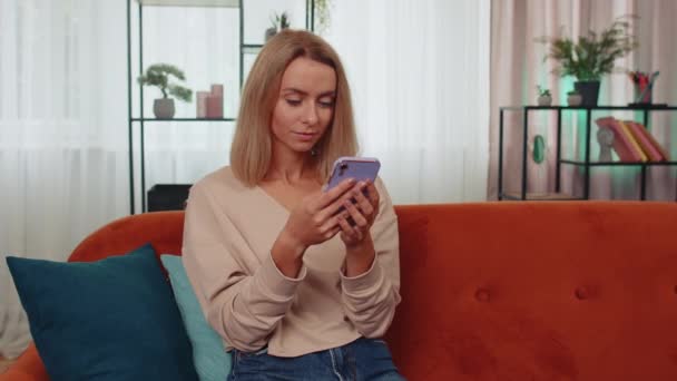 Retrato Chica Ganadora Encantadora Utilizar Teléfono Inteligente Móvil Escribiendo Navegación — Vídeos de Stock