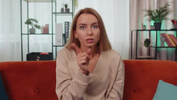 Var Tyst Porträtt Kaukasiska Flicka Pressar Pekfinger Till Läppar Gör — Stockvideo
