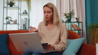 Kız öğrenci, evde dizüstü bilgisayarla kitap okuyarak çalışıyor. Genç bir kadın web kamerasıyla konferans görüntülü konuşma yapıyor. Çevrimiçi öğretmen uzaktan sohbette e-öğreniyor. Çevrimiçi uzaktan eğitim