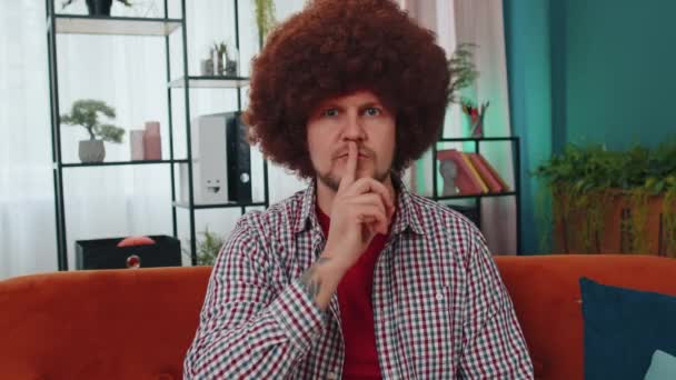 Sei Ruhig Stille Bitte Erwachsene Kaukasische Mann Drückt Zeigefinger Lippen — Stockvideo