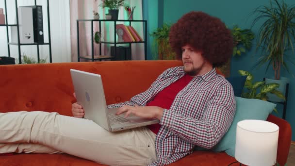 Portrét Muže Ležícího Gauči Uzavírající Počítač Notebooku Dokončení Práce Obývacím — Stock video