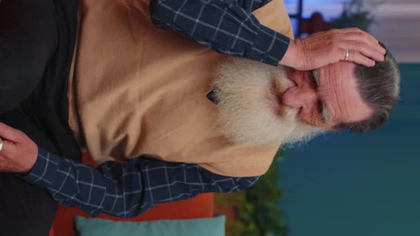 Portret Van Ziekelijk Ziekelijk Bejaarde Oude Grootvader Man Thuis Kijkt — Stockvideo