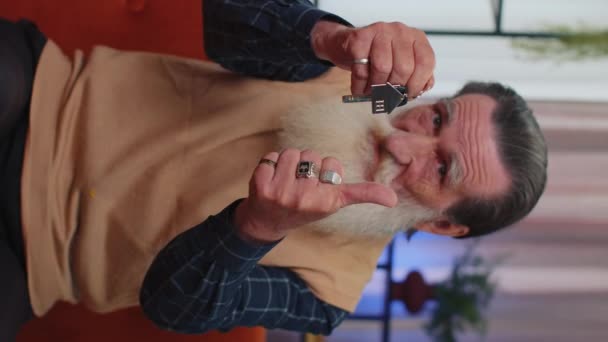Yaşlı Büyükbaba Emlakçı Kaldırıyor Yeni Dairesinin Anahtarlarını Gösteriyor Satın Alıyor — Stok video