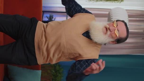 Boldog Nyugodt Elegáns Öregember Napszemüvegben Aki Otthon Táncol Kedvenc Energikus — Stock videók