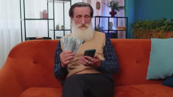 Planning Family Budget Smiling Senior Old Grandfather Counting Money Cash — Vídeo de Stock