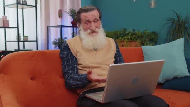 Senior Old Grandfather Sitting Couch Looking Laptop Making Video Webcam — Vídeo de Stock