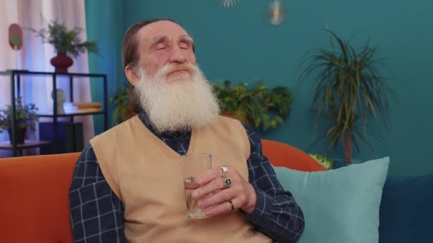 Porträtt Törstig Senior Man Sitter Inomhus Håller Glas Naturliga Aqua — Stockvideo
