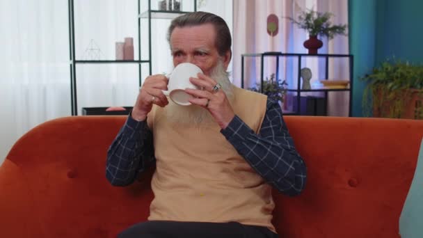 Ελκυστικός Χαμογελαστός Ηλικιωμένος Παππούς Που Πίνει Ένα Φλιτζάνι Ζεστό Καφέ — Αρχείο Βίντεο