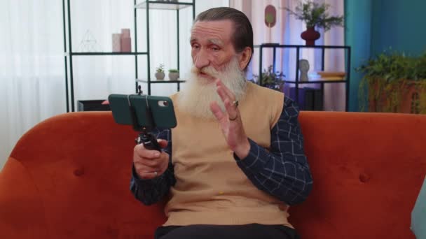 Starszy Stary Bloger Dziadek Robi Selfie Statywie Smartfona Komunikuje Się — Wideo stockowe