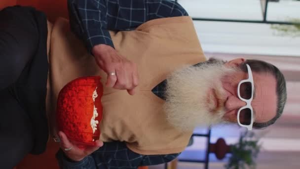 Spännande Äldre Gamle Farfar Man Sitter Soffan Äta Popcorn Och — Stockvideo