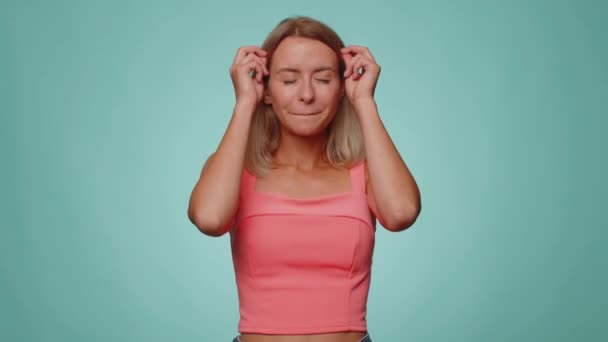 Emocionada Mujer Sorprendida Años Parte Superior Cosecha Tocando Cabeza Mostrando — Vídeo de stock