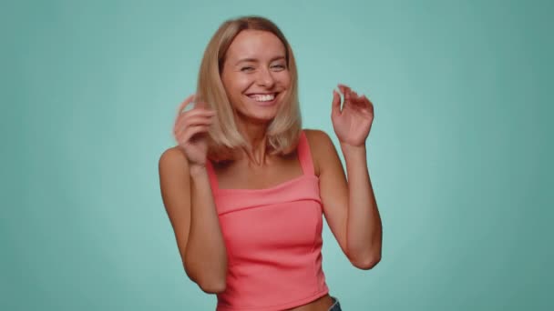 Amusante Vrolijke Vrouw Casual Gewas Top Wijzende Vinger Naar Camera — Stockvideo