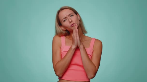 Por Favor Que Dios Ayude Triste Mujer Preocupada Orando Mirando — Vídeos de Stock