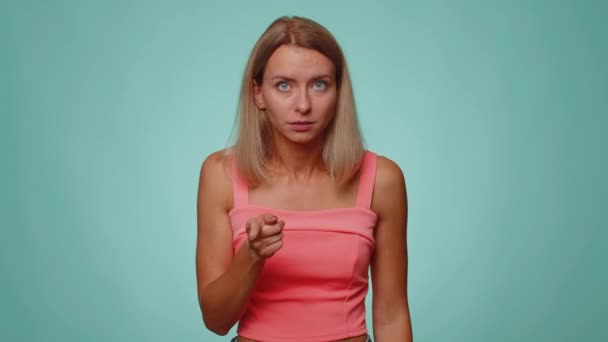 Streit Unzufriedene Frau Gestikuliert Mit Irritierenden Und Unzufriedenen Händen Beschuldigt — Stockvideo