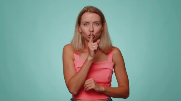 Silencio Por Favor Retrato Mujer Rubia Adulta Años Presiona Índice — Vídeo de stock
