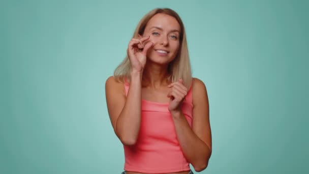 Behöver Mer Snälla Mig Kvinna Visar Liten Gest Med Skeptiskt — Stockvideo