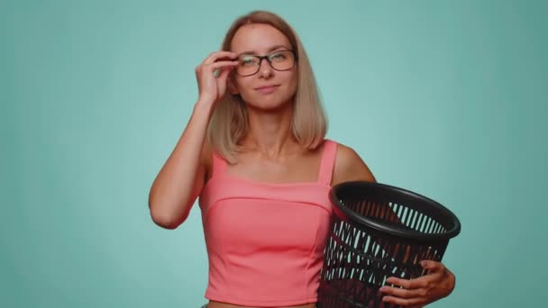 Mujer Feliz Años Parte Superior Cosecha Despegando Arrojando Gafas Papelera — Vídeos de Stock