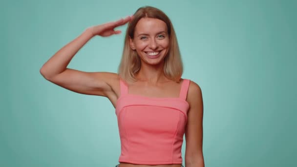 Señor Mujer Rubia Subordinada Responsable Seria Dando Saludo Escuchando Orden — Vídeos de Stock