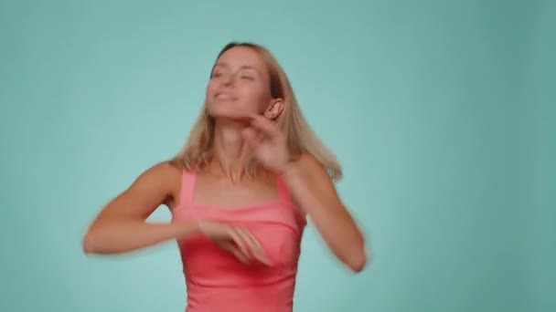 Gelukkige Blonde Mooie Vrouw Die Plezier Heeft Met Dansen Ritme — Stockvideo