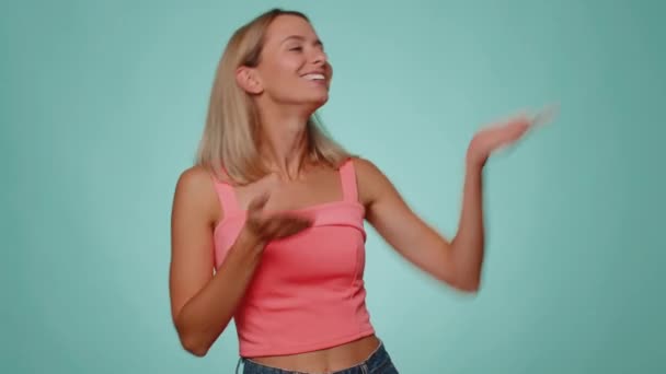 Usmívající Romantická Blondýna Hezká Žena Posílající Spoustu Vzduchových Polibků Dívající — Stock video