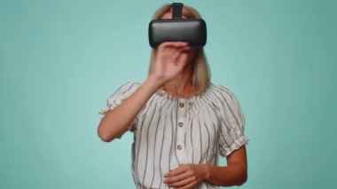 Sanal gerçeklik teknolojisi VR uygulama kulaklığı kullanarak 3D 360 video çizim oyunu oynamak için şık bir kadın çıktı. Mavi stüdyo geçmişine sahip genç bir kız. İnsanlar samimi duygular