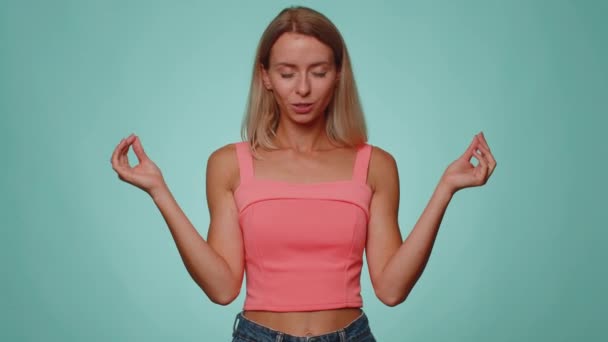 균형을 여자들은 무드라 몸짓으로 정신으로 스튜디오 고립된 — 비디오