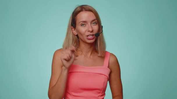 Lächelnde Junge Frau Mit Kopfhörer Freiberuflerin Callcenter Oder Support Servicemitarbeiterin — Stockvideo