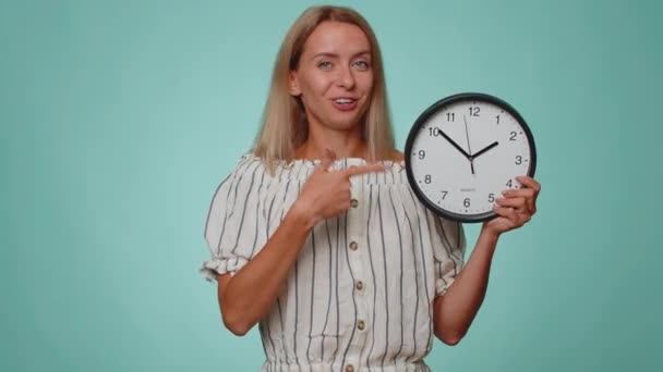 Tua Vez Retrato Loira Jovem Camisa Mostrando Tempo Relógio Polegar — Vídeo de Stock