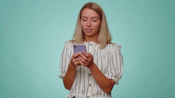 Blonde Junge Frau Crop Top Mit Dem Smartphone Tippen Neue — Stockvideo