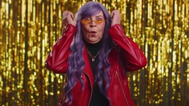 Samimi kadın 70 'li yaşlarda iyi şans diliyor ve kaybediyor. Aniden piyango sonuçları, kötü haber, servet kaybı. Parlak folyo parti disko arka planında yaşlı büyükanne