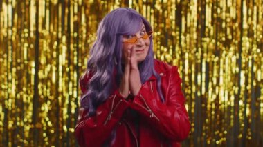 Sinsi, sinsi, kurnaz, yaşlı bir kadın. Yüzü hileli, şeytani planlar yapan, sinsi hain fikirleri, kurnaz hileleri, şakaları ve şakaları olan bir kadın. Parlak disko partisi geçmişi olan büyük anne.