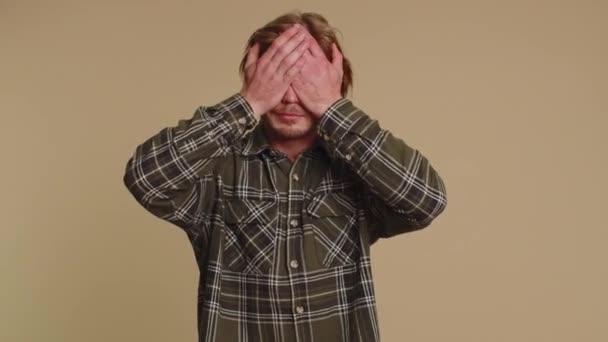 Dont Ingin Melihat Ini Mengerikan Tampan Terkejut Pria Berjanggut Menutup — Stok Video